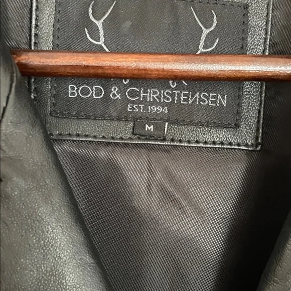 Elegant Black Leather Jacket - Picture 2 of 4